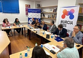El consejero de Medio Ambiente, Universidades, Investigación y Mar Menor, Juan María Vázquez, mantiene una reunión de trabajo con el presidente de Ucomur.