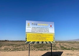Cartel del proyecto en los terrenos donde se ubicará la planta.