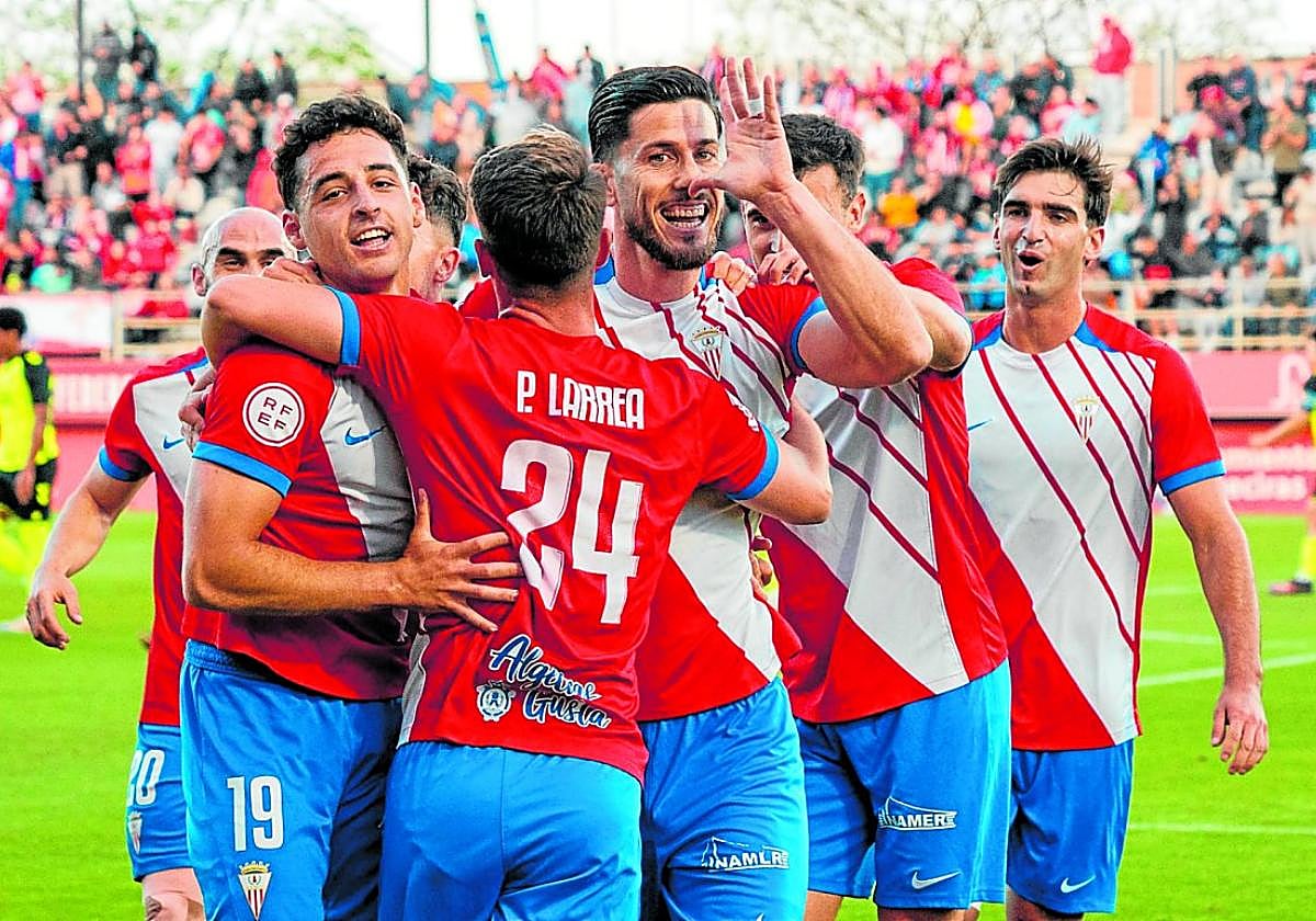 Los jugadores del Algeciras, con el exgrana Pablo Larrea de espaldas, celebran uno de los goles obtenidos esta temporada en el Nuevo Mirador.