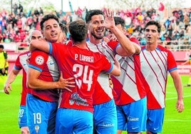 Los jugadores del Algeciras, con el exgrana Pablo Larrea de espaldas, celebran uno de los goles obtenidos esta temporada en el Nuevo Mirador.