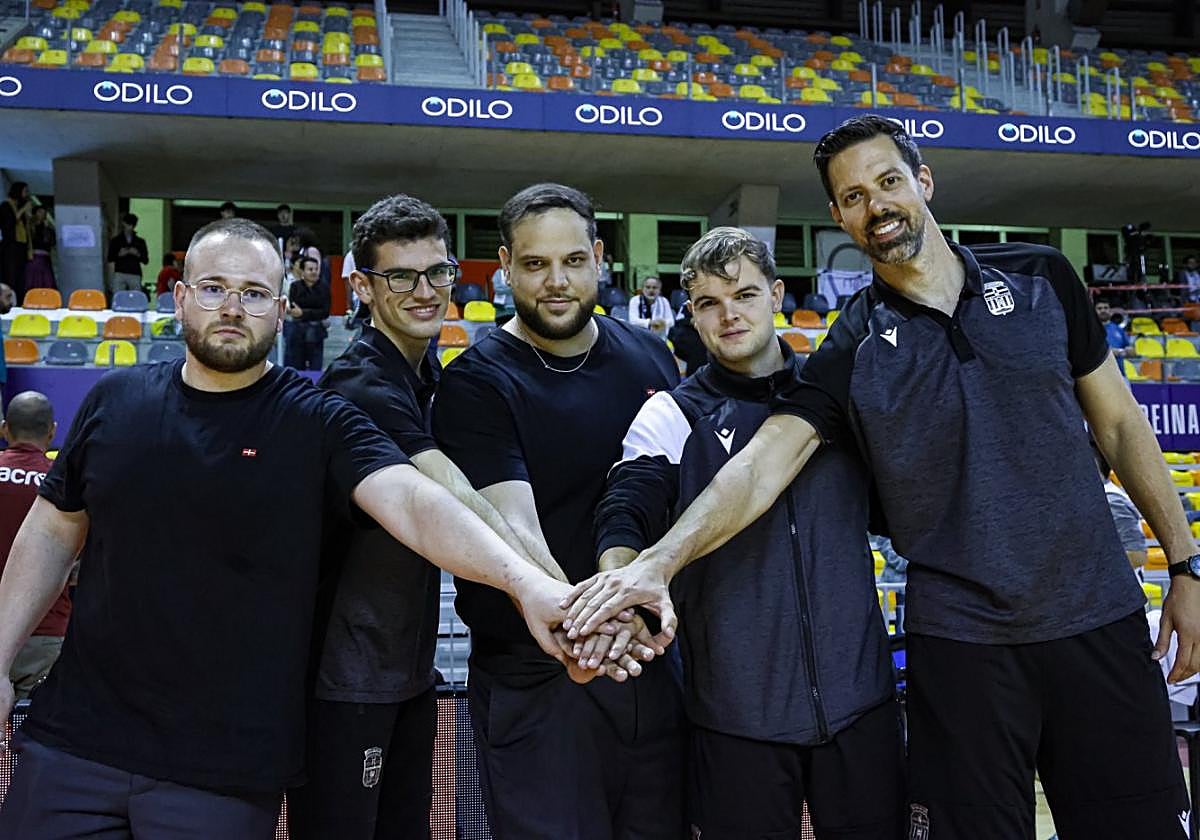 Pau Castelltort, Daniel Berruezo, Fede Müller, Marcos Hernández y Carlos Gracia celebran la clasificación para la fase de ascenso del Cebé Cartagena.