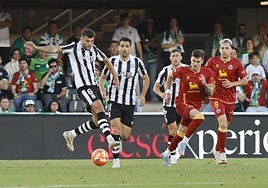 Sergio Guerrero, en primer término, despeja el balón en el partido ante el Racing de Santander.