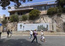 Un grupo de turistas pasa frente al antiguo restaurante abandonado camino de la entrada a los jardines del Parque Torres, en una imagen de archivo.