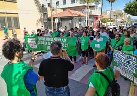 Manifestación, ayer, en San Miguel de Salinas para exigir mejoras.