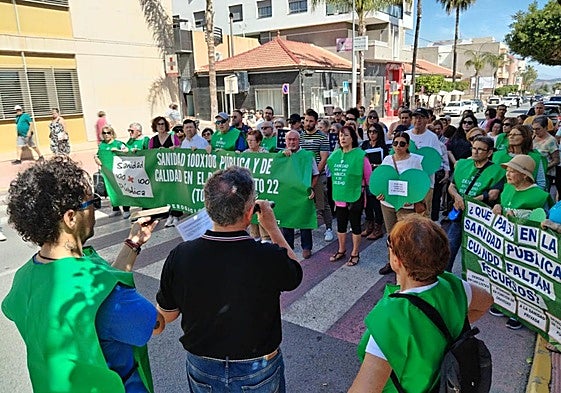 Manifestación, ayer, en San Miguel de Salinas para exigir mejoras.
