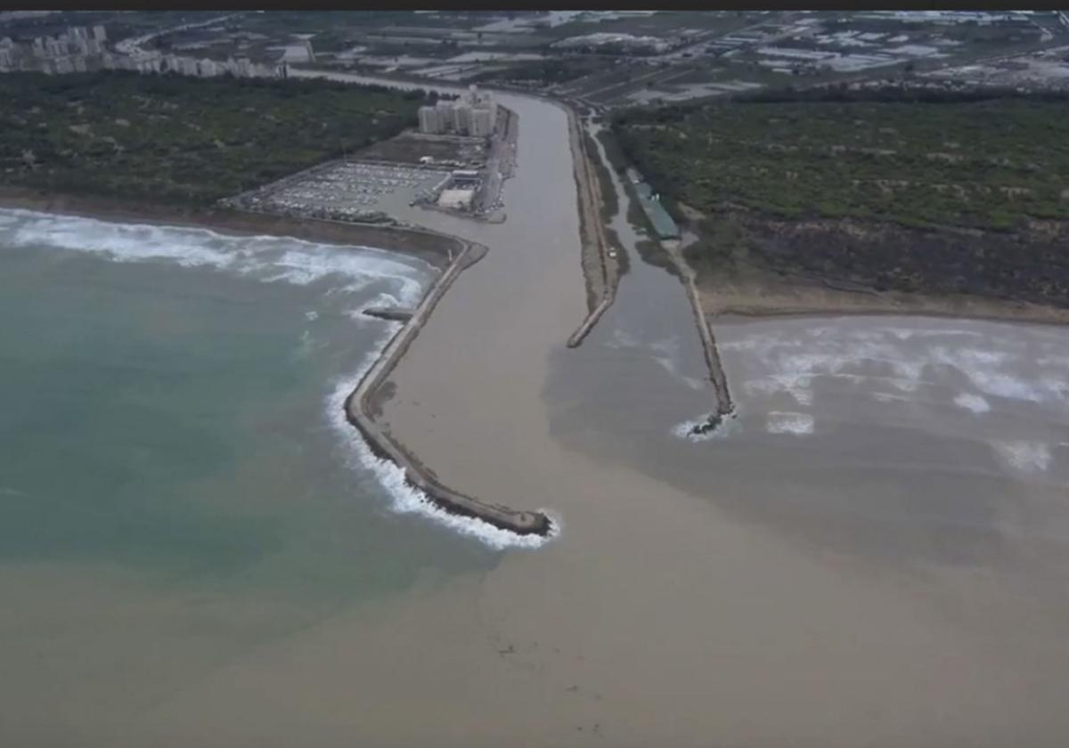 La desembocadura del río Segura, cargada de sedimentos durante las inundaciones de 2019.