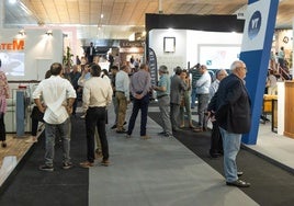 Visitantes en la Feria del Mueble Yecla en la pasada edición.