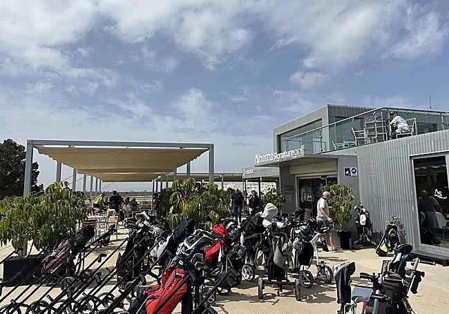 La flota nueva de carritos junto a la actual (y provisional) casa club.