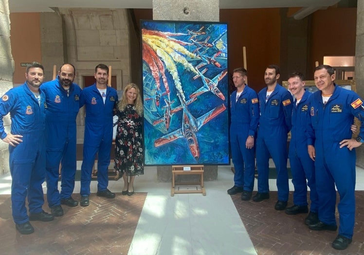 La artista de Alcantarilla María Luis Martínez León, con su obra y la Patrulla Águila.