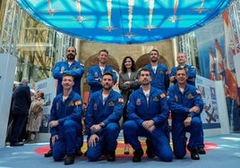 La presidenta de la Comunidad de Madrid, Isabel Díaz Ayuso, con los integrantes de la Patrulla Águila.