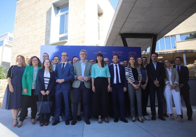 Foto de grupo de los assistentes al foro.
