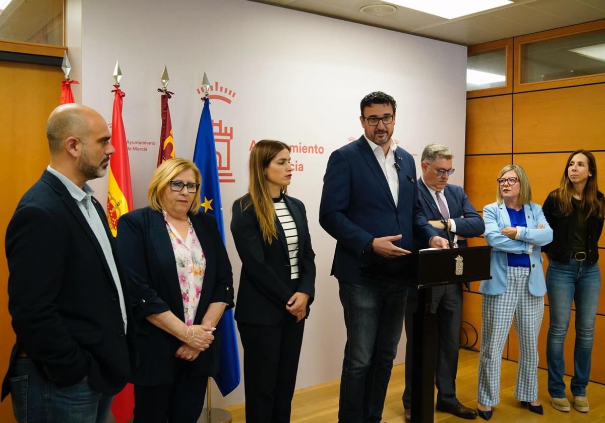 Ginés Ruiz Maciá y otros concejales del PSOE, este jueves en rueda de prensa.