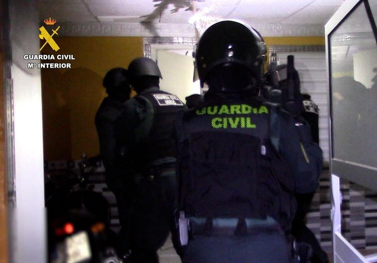 Los agentes de la Guardia Civil, en uno de los registros.