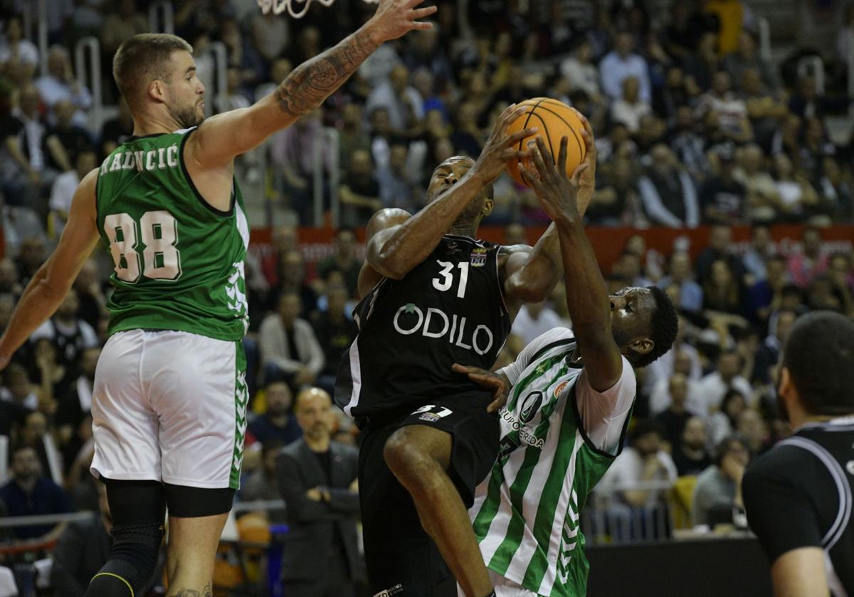 El pívot albinegro Ugochukwu, durante el partido.