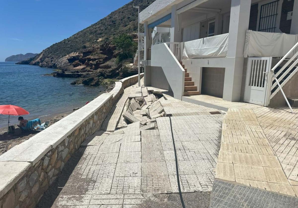 Aparece un nuevo socavón en el paseo marítimo de el portús | la verdad