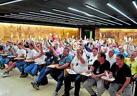 Los miembros de la asamblea de la FFRM votan a favor del cambio de sede de La Unión, este miércoles.