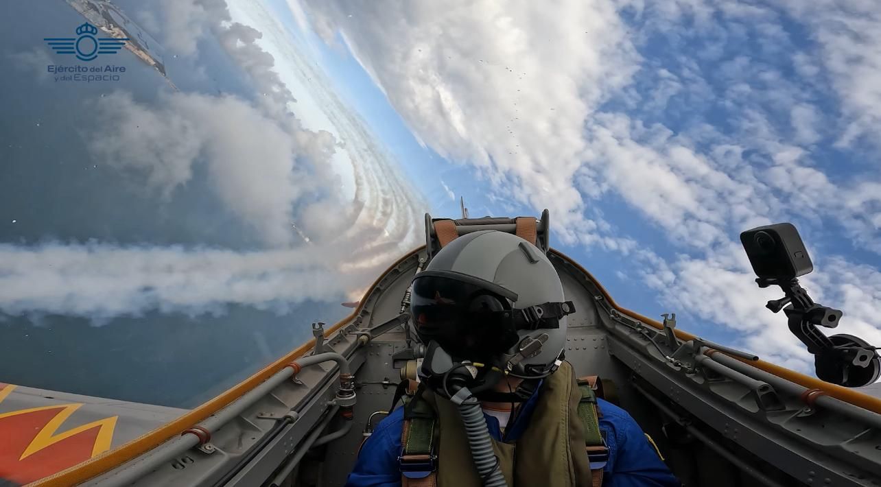 Vuelo de Pedro Acosta en un C-101 de la Patrulla Águila