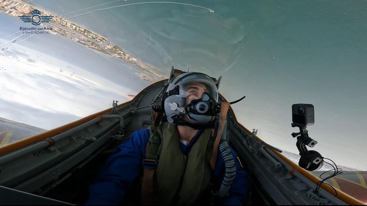 Vuelo de Pedro Acosta en un C-101 de la Patrulla Águila