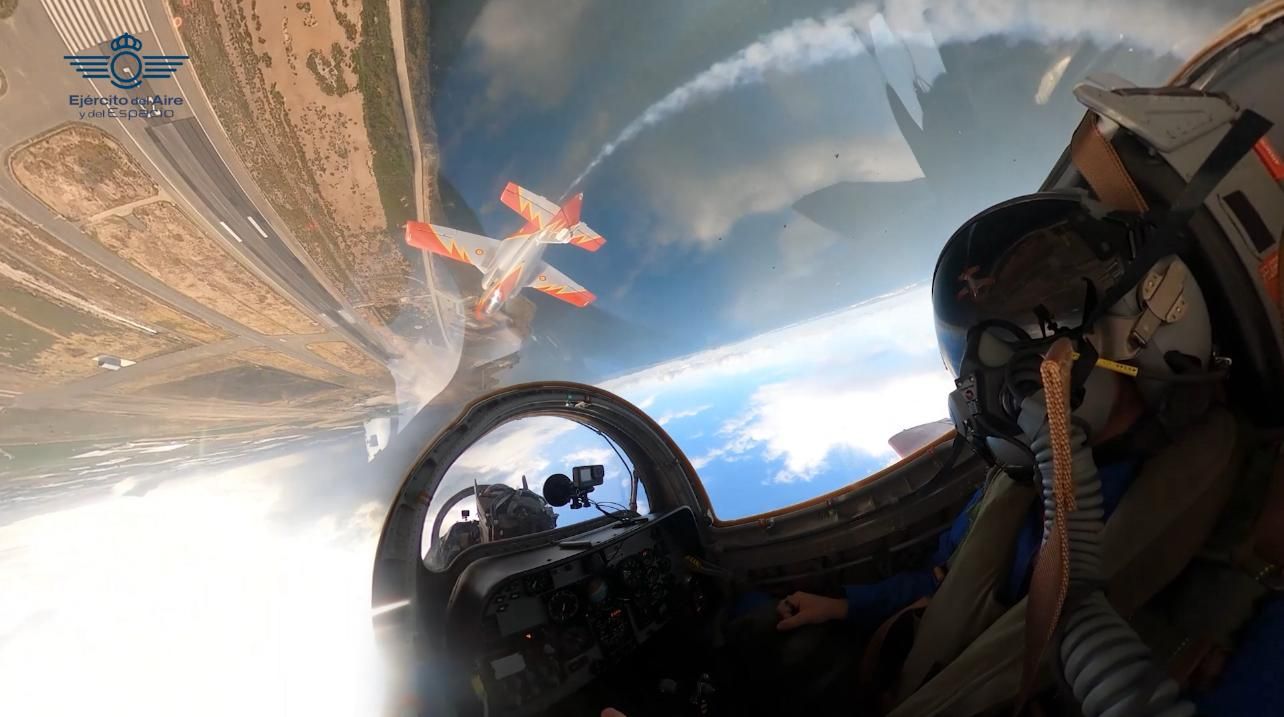 Vuelo de Pedro Acosta en un C-101 de la Patrulla Águila