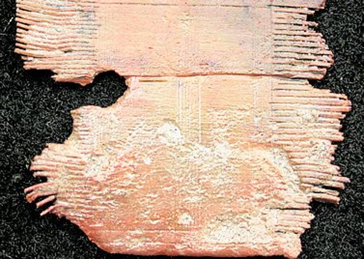 Imagen secundaria 1 - Arriba: Sondeo de 2020 en el entorno de la Isla de Adentro (Mazarrón) y detalle de materiales encontrados. Abajo: Cerámica y restos de un peine.