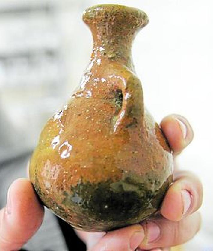 Imagen secundaria 2 - Arriba: Sondeo de 2020 en el entorno de la Isla de Adentro (Mazarrón) y detalle de materiales encontrados. Abajo: Cerámica y restos de un peine.