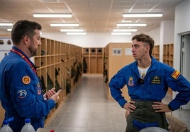Vuelo de Pedro Acosta en un C-101 de la Patrulla Águila