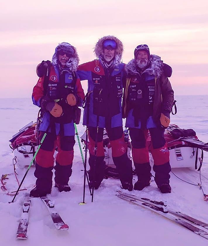 Imagen secundaria 2 - El santomerano Quitín Mira conquista las heladas aguas del Ártico