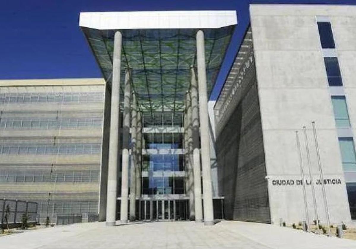 Libertad provisional a una de las acusadas del secuestro en una cafetería de murcia | la verdad