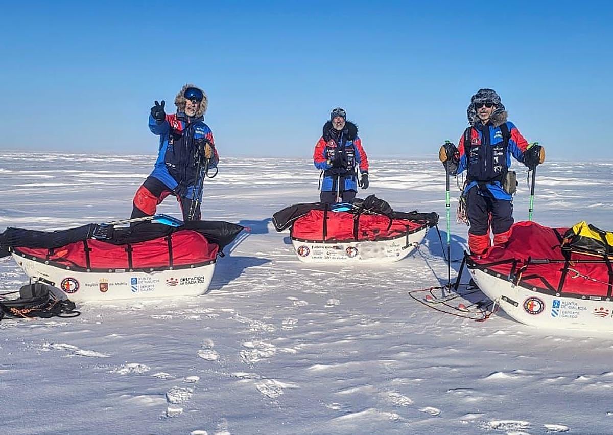 Imagen secundaria 1 - Los montañeros Quitín Mira, Sechu López y José Trejo al fondo, durante una de las 39 jornadas de la expedición 'Mar de Hielo'.