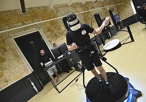 Uno de los simuladores del 'hub' instalado Cuartel de Artillería, este viernes.