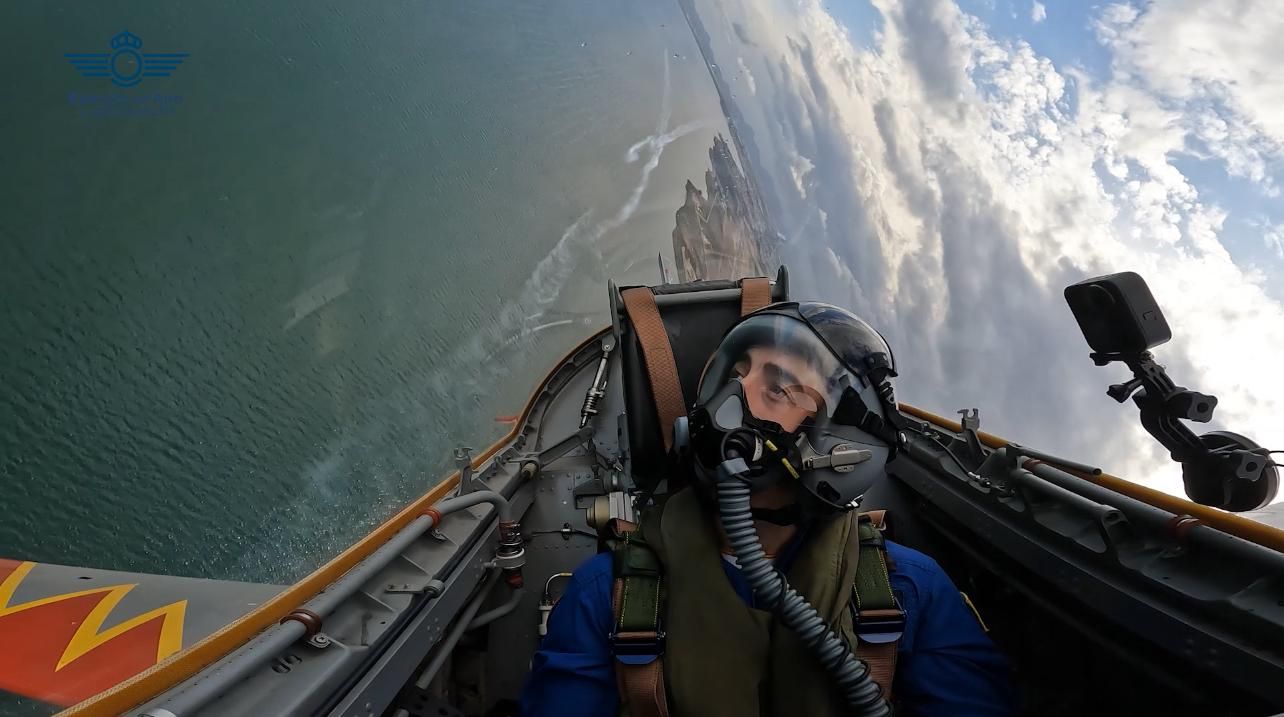 Vuelo de Pedro Acosta en un C-101 de la Patrulla Águila