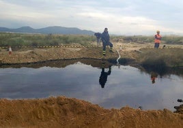 Un grupo de operarios, durante la extracción del crudo el jueves por la tarde.