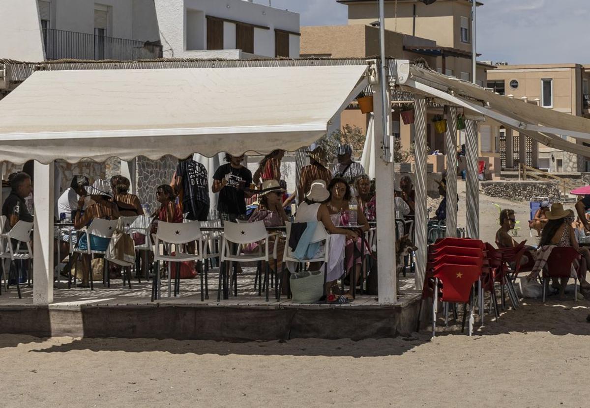Empresarios de la manga piden al ayuntamiento de cartagena que medie con costas por los chiringuitos | la verdad