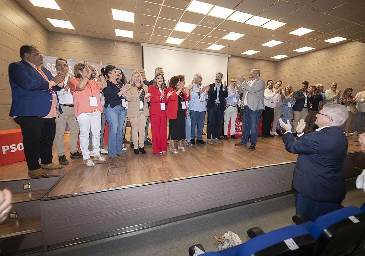 Vélez, de pie, aplaude a Torres y a los miembros de la Ejecutiva al finalizar la Asamblea.