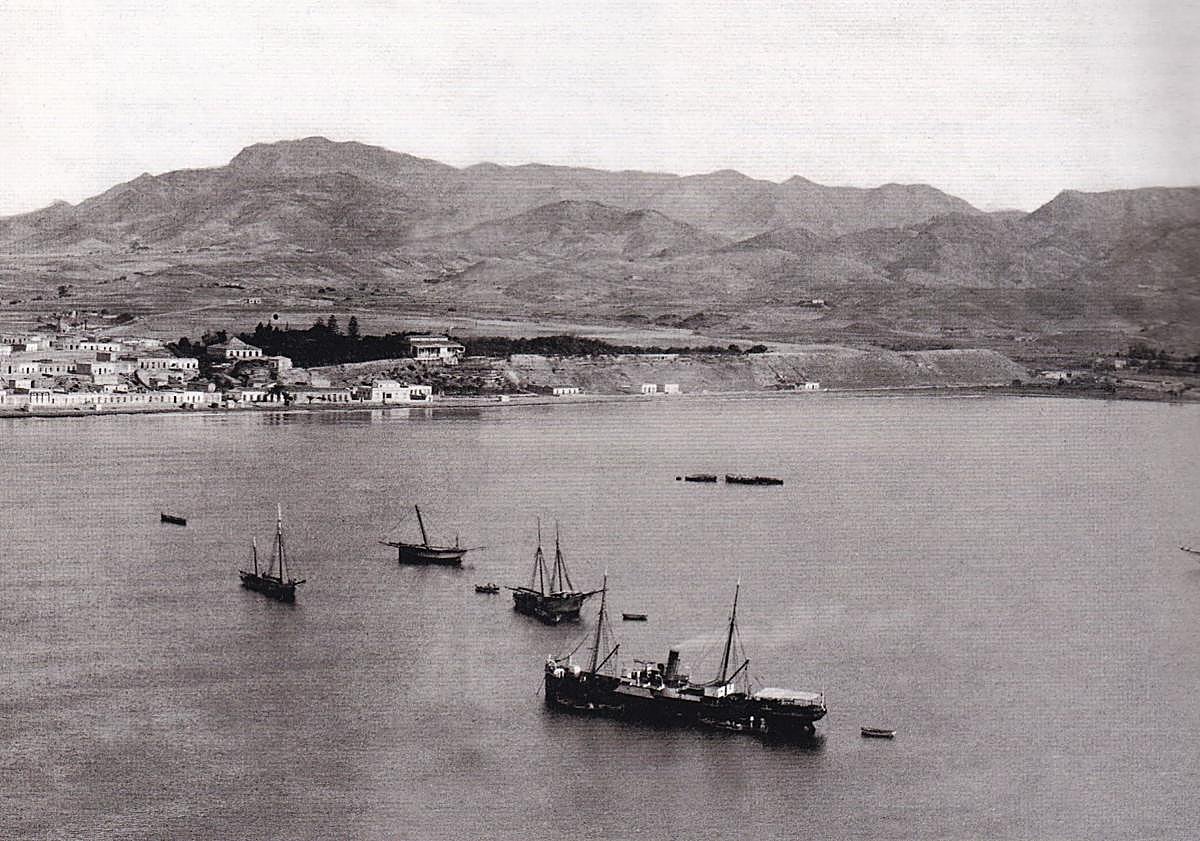 Imagen principal - 1. Bahía de Mazarrón. Albúmina sobre cartón. Autor desconocido. 2. Casa el Piñón, de La Unión. Fototipia Thomas 1910. 3. Portada del libro. 