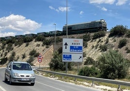Un coche circula por la antigua carretera MU-511, dentro del ámbito de actuación del proyecto.