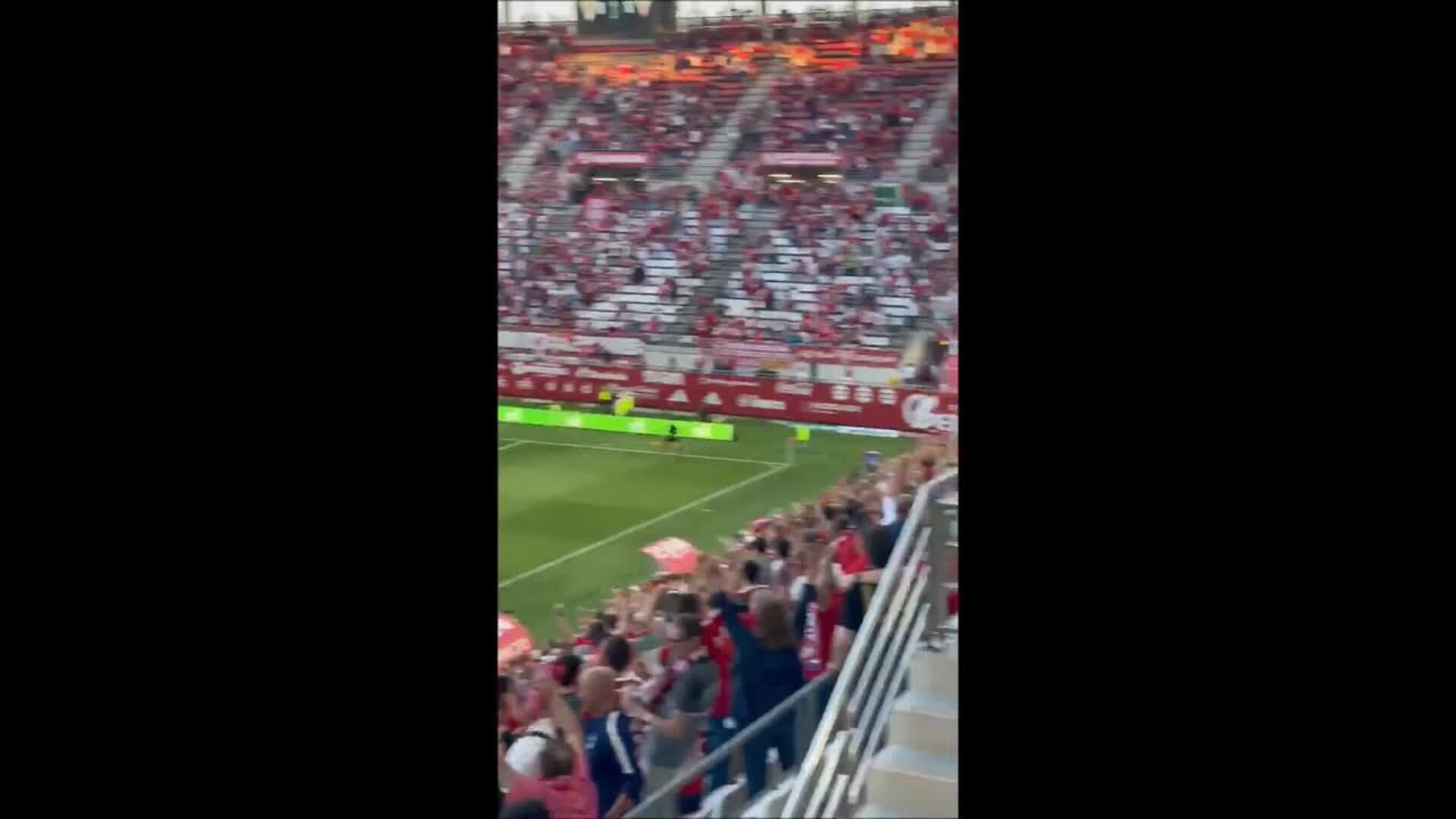 La celebración de Felipe Moreno en el gol de la victoria de Flakus