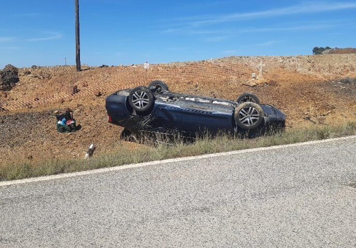Herida al volcar su coche en la unión | la verdad