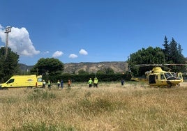 Efectivos de Emergencias certifican el fallecimiento del hombre.