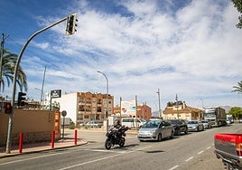 Una hilera de coches frente a un semáforo en Orihuela.