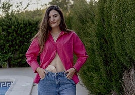 Violeta Pascual posa con la bolsa de ostomía con la que convive desde 2022.