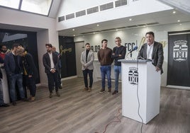 Isidoro García, en su etapa de presidente de la Fundación del FC Cartagena, interviene en la presentación de una campaña de juego limpio, en noviembre de 2019, en presencia de toda la directiva albinegra y de Noelia Arroyo, actual alcaldesa de Cartagena.