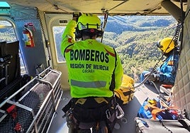 Rescate en helicóptero del senderista perdido este domingo.