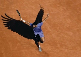 Carlitos Alcaraz alza el vuelo en París