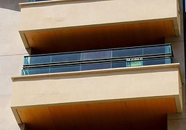 Un piso de Murcia, con un cartel de alquiler.