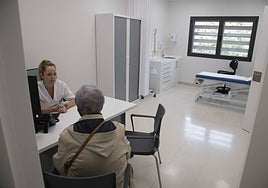 Una médica de familia atiende a una paciente en un centro de salud de barrio Peral, en Cartagena.