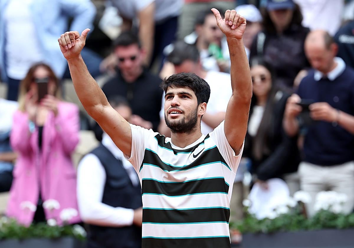 Alcaraz, con los brazos arriba, tras su victoria ante Zeppieri.
