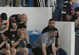 Adrián Hernández, junto a su cuerpo técnico y Satoca, abatido y tumbado en el césped.