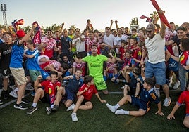 Jugadores y aficionados del Santomera celebran su victoria ante el Molinense en el Sánchez Cánovas, ayer.