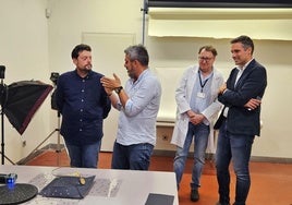 El concejal de Turismo, José Santiago Villa, (1º dcha), en las dependencias del MAN en Madrid